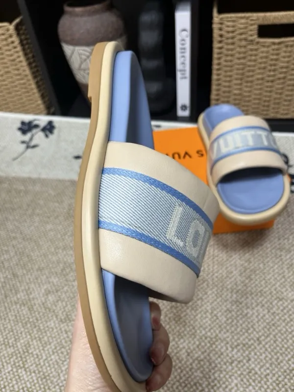 P320💰[New model] Long-term availability, 2025 new model, couple model [LOUlS VUlTTON] comes with drawer box, bag, card, invoice "Louis Vuitton ~ unique modern sandals. 》LV counter purchasing 🏃Men's and women's casual slippers, sold at the same time at the counter, the original old flower material upper is soft and comfortable, (refuses to discolor and rub the feet) sole: original factory special combination original sole, code number: 35--46 4 multiple colors 🉑️ to choose from